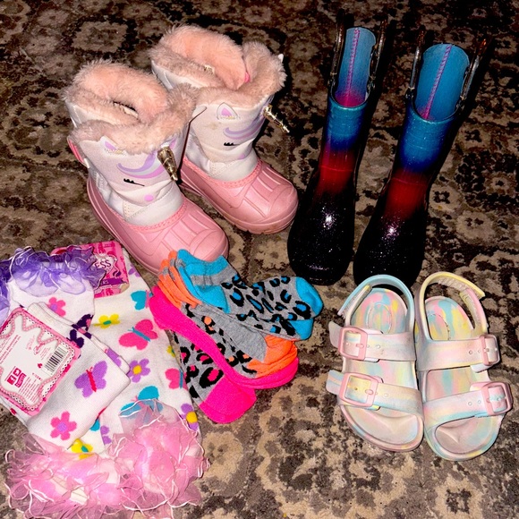 Girls mix lot of shoes 4-5T w socks - Picture 1 of 9